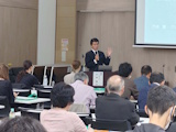 事業研修委員会「公開セミナー 『巨大IT企業を復活させたベンチャー精神』 〜創業者から学んだ“ Connecting the dots ”の人生哲学〜」 講師:(前) Apple Japan Inc. 広報部長、(現)コンサルティング会社 TT&CO. 代表 竹林 賢 氏